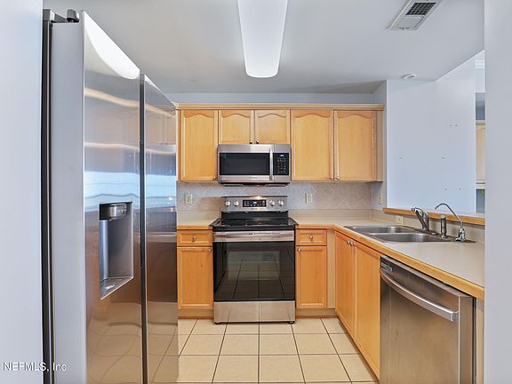 4th image of 400 E BAY Street #903