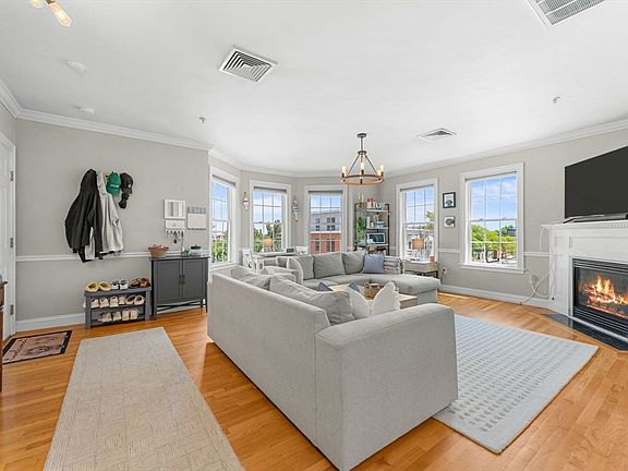 5th image of 605 E Broadway Unit 301