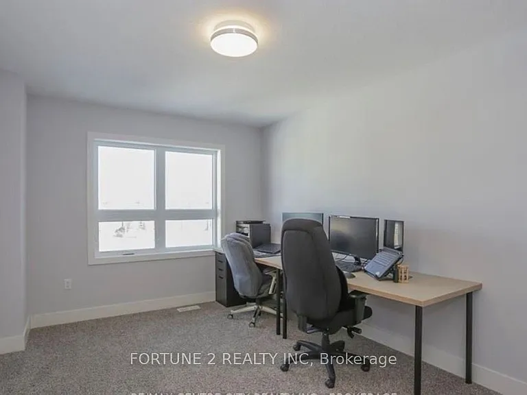 1877 Foxridge Cres — Photo 11