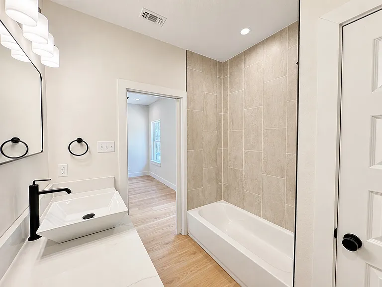 610 N Van Buren St — Photo 10