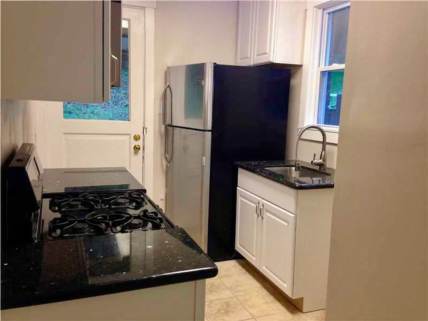 Bellevue * Lovely & Large 3 Bedroom House * Huge Backyard * Pet Friendly * Renovated & Spacious *... — Photo 2