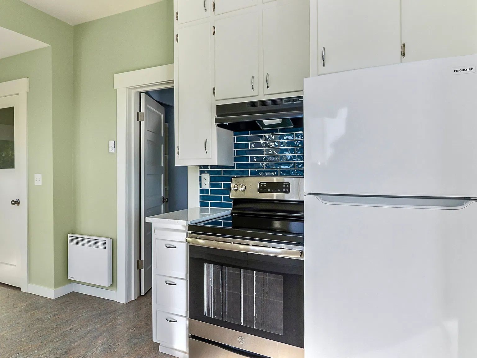 3 bed, 1008 sqft, $2,895 — Photo 4