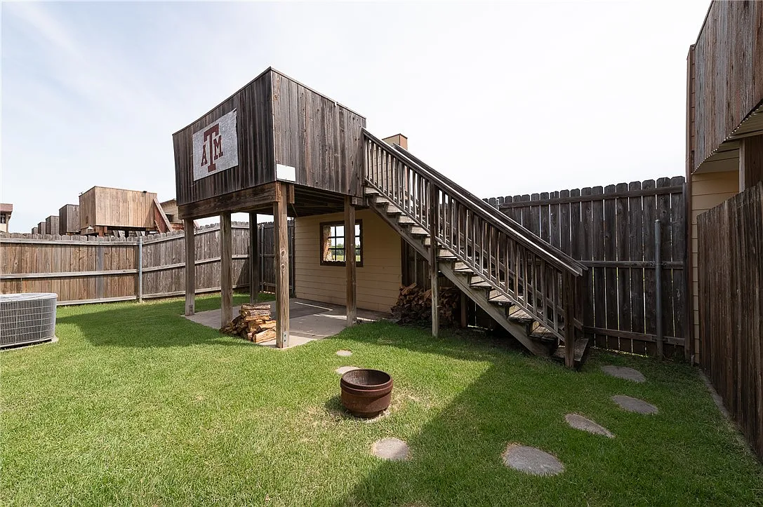 3 bed, 1275 sqft, $1,900 — Photo 1