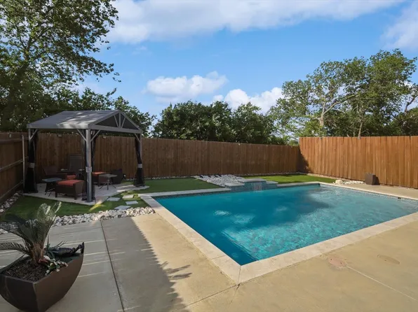 2432 Whispering Pines Dr, Fort Worth, TX 76177