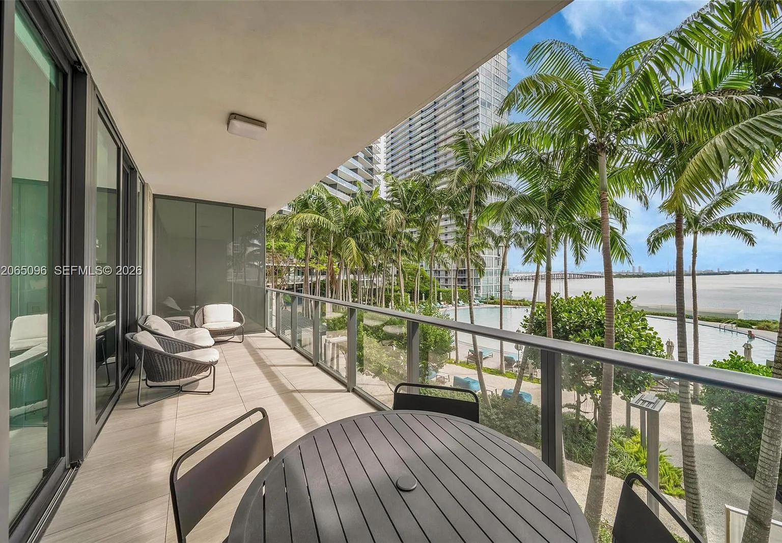 Gran Paraiso Condo — Photo 1