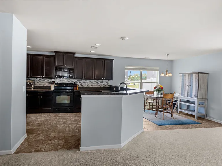 415 Valdez Ct — Photo 16
