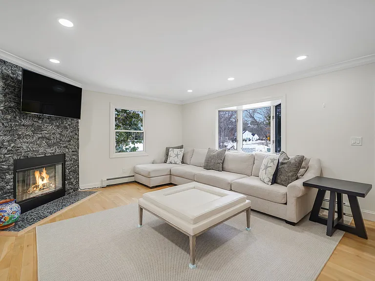 19 Pine Tree Ln — Photo 4