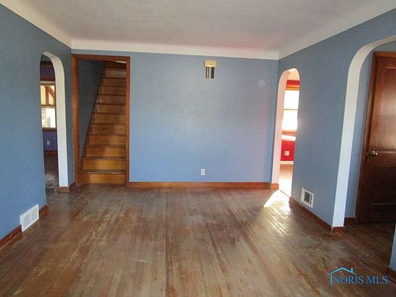 2nd image of 102 N Yarrow St