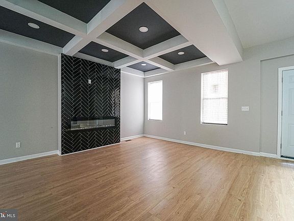 3rd image of 2829 Baker St