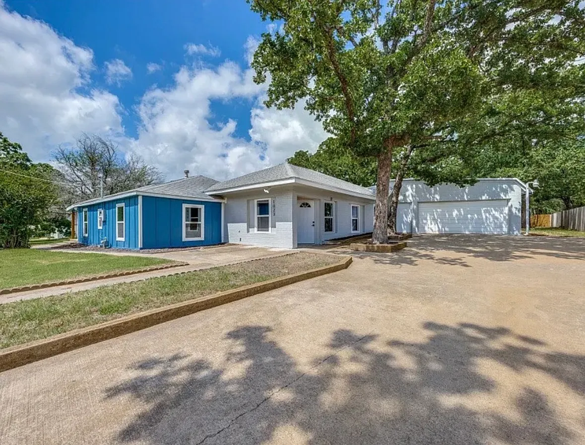 5 bed, 3200 sqft, $2,500 — Photo 1