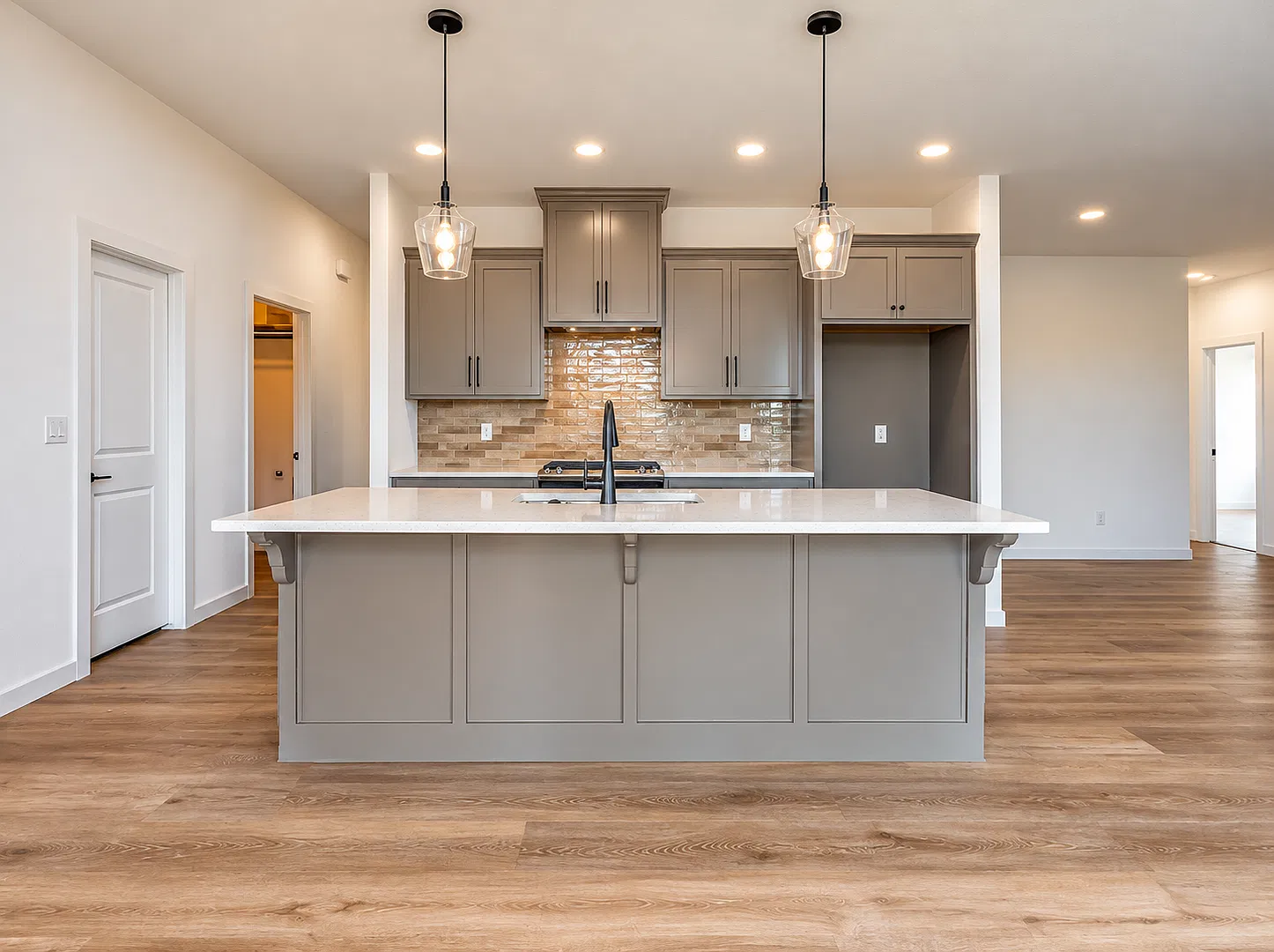 Spacious 4-Bedroom with 3-Car Garage in Yukon, OK! — Photo 3