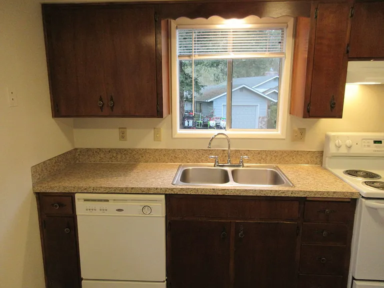 One Bedroom Apartment by Bush Park — Photo 9