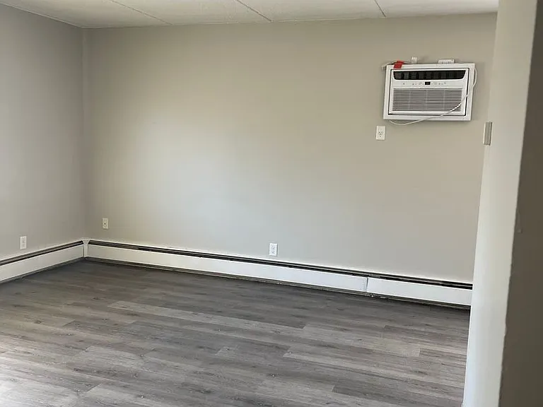 1709 S Ferry St — Photo 6