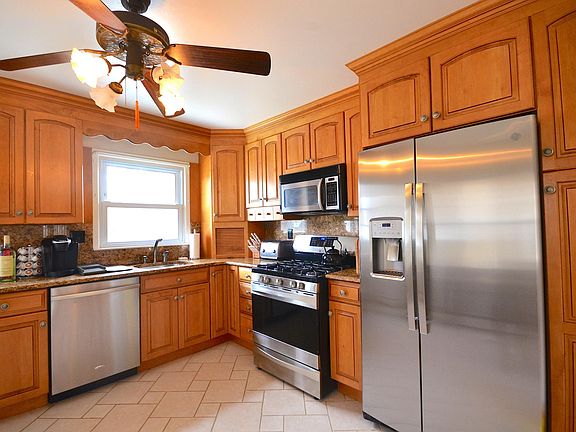 Kitchen w newer appliances