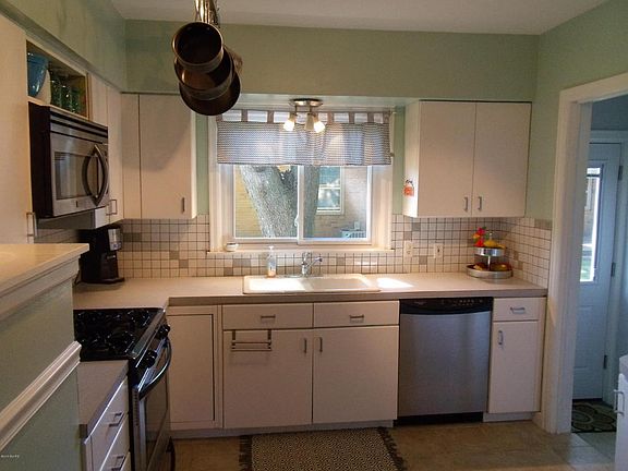 3rd image of 153 W 23rd St