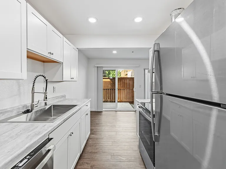 Oakbrook Apartments — Photo 9