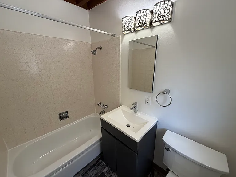190 Park St #6 — Photo 8