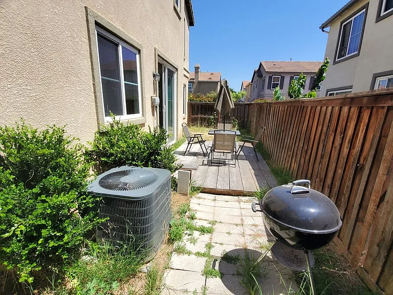 453 Cornwall Gln — Photo 8