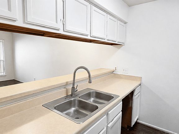 3rd image of 7313 Gulf Fwy APT 907