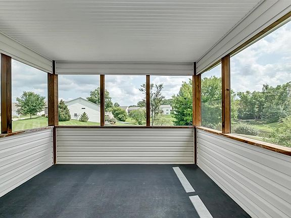 Screened porch off breakfast room