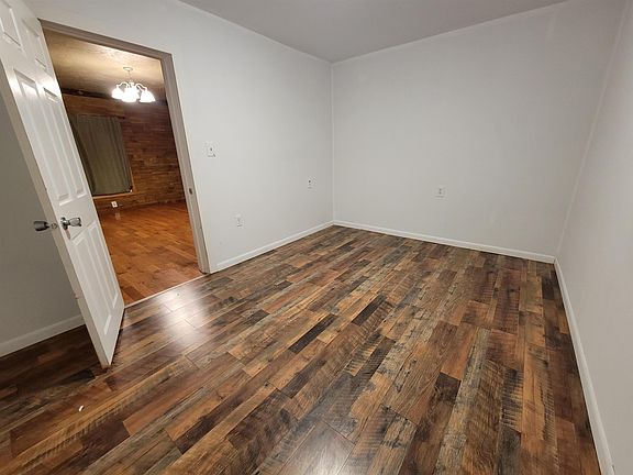 3rd image of 915 W Superior St