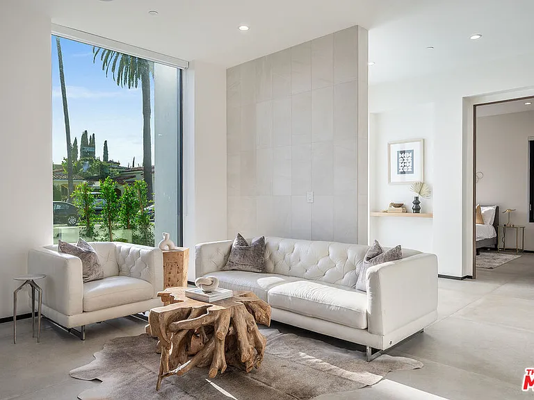 200 N Doheny Dr — Photo 26
