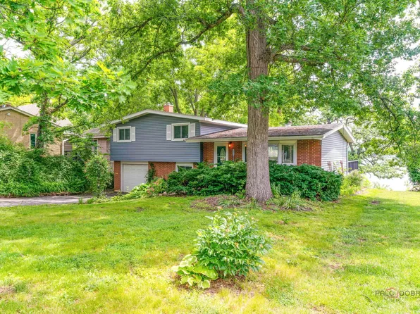 1083 Lomond Dr, Mundelein, IL 60060