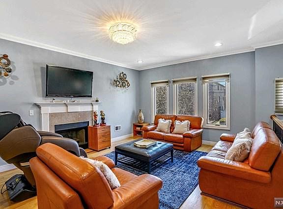 3rd image of 439 Nelson Ave #439