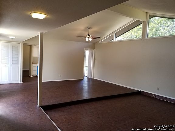 4th image of 215 Meadow Path Dr