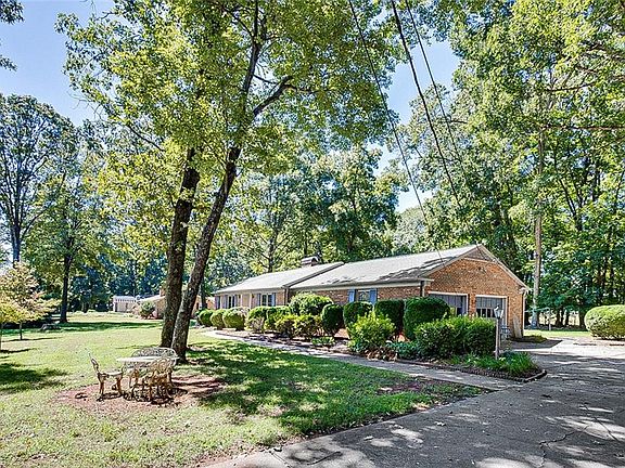 4th image of 3185 Forest Dr