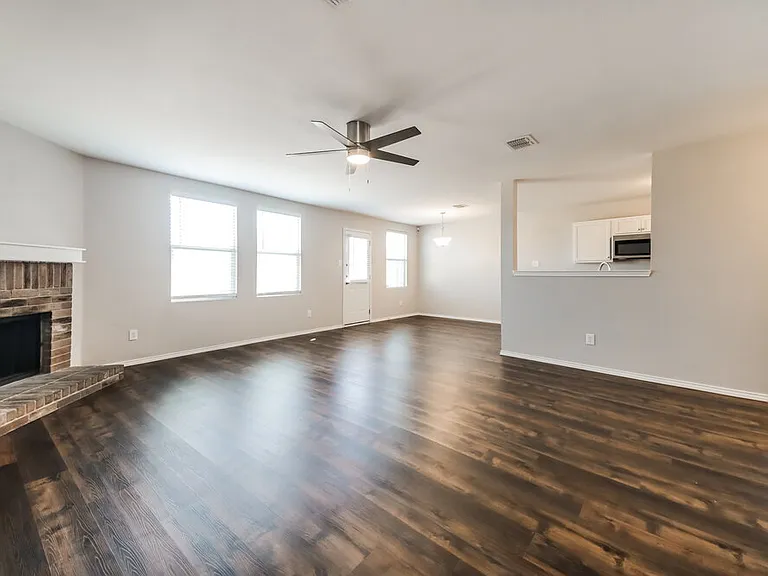 1412 Laurel Ln — Photo 5
