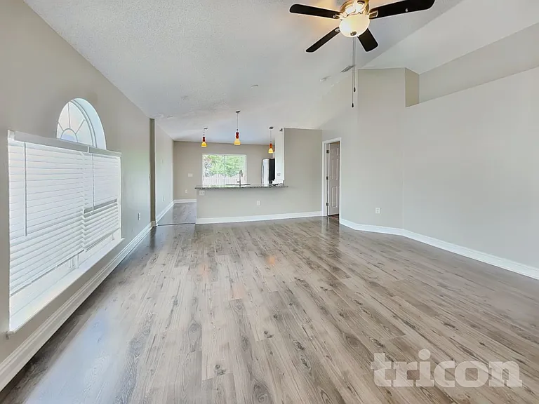 10610 Opus Dr — Photo 2
