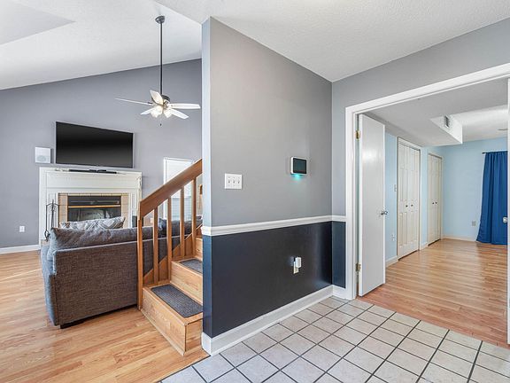 4th image of 382 Canterbury Cir