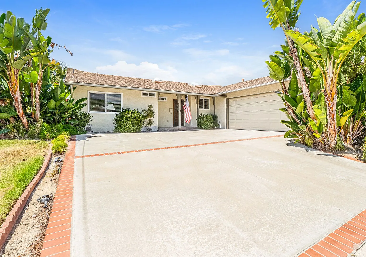 3 Bedroom, 2.5 Bath Home with 2 Car Garage & Pool/Spa — Photo 1