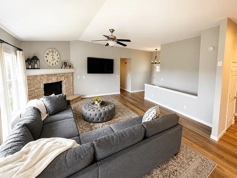 W143N9638 Amber Dr — Photo 2