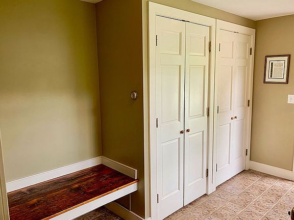 Hemlock bench & ample closet