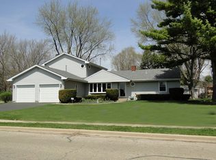 2 Hickory Ln, Algonquin, IL 60102