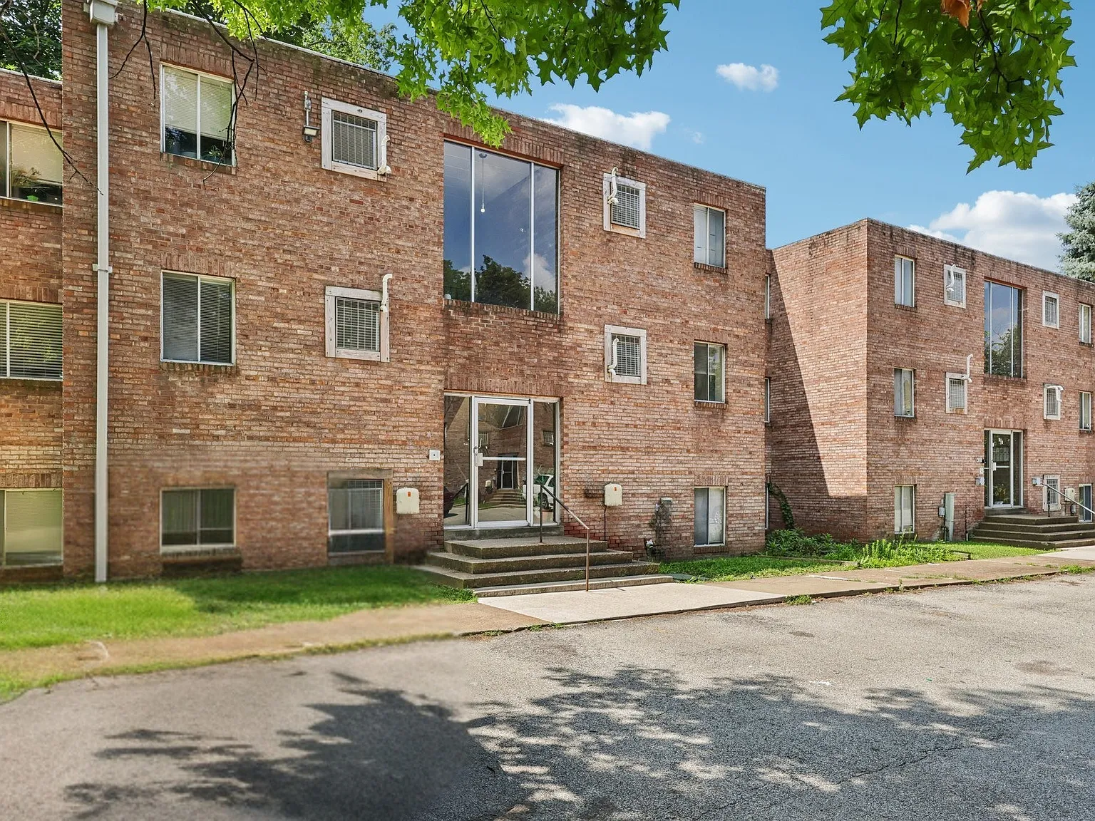 Roberta Gardens Apartments — Photo 2