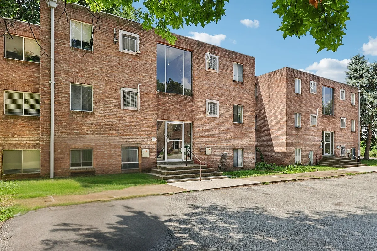 Building Photo - Roberta Gardens Apartments