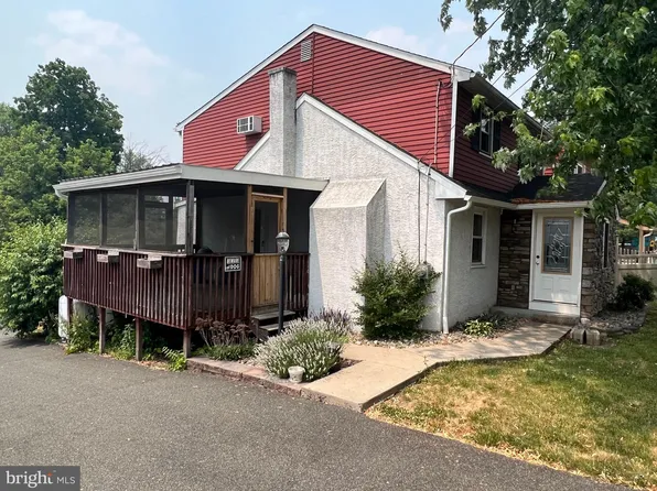 46 Old Douglass Dr, Douglassville, PA 19518