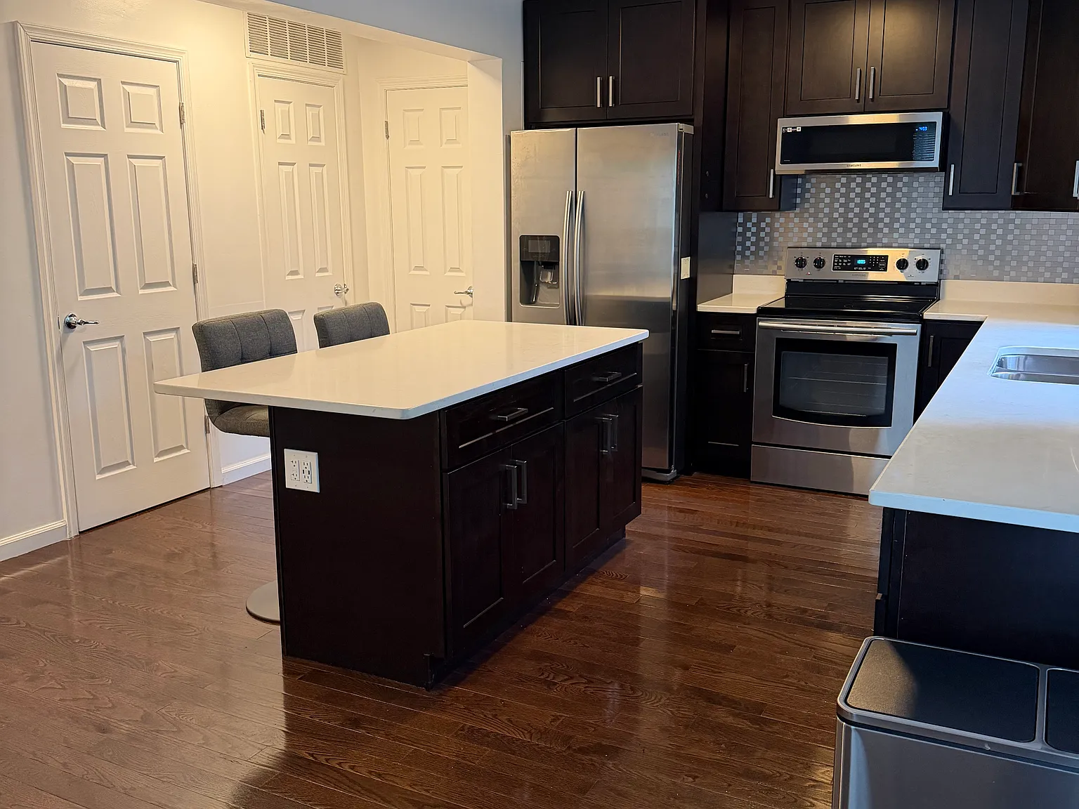 3 bed, 3.5 bath, 1380 sqft, $3,000 — Photo 3