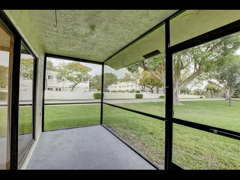 499 Hardwood Pl — Photo 3