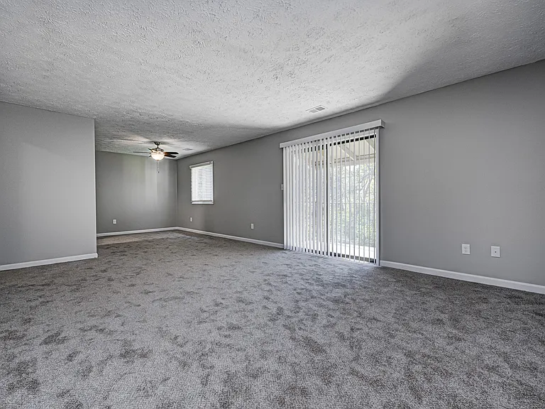 Ivy Knoll Apartments — Photo 32