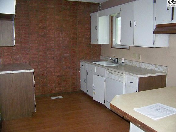 5th image of 16 E Detroit Dr