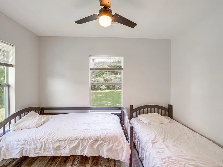 622 E Young Pl — Photo 4