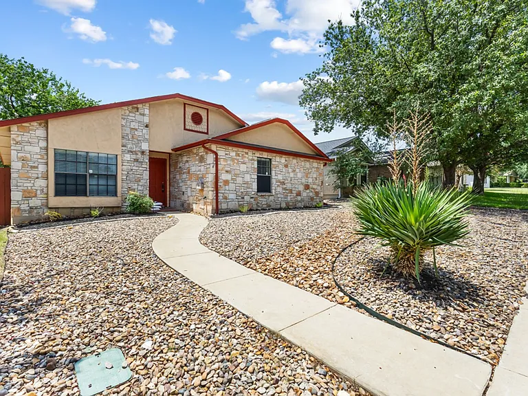 1514 Vista Hill St — Photo 3