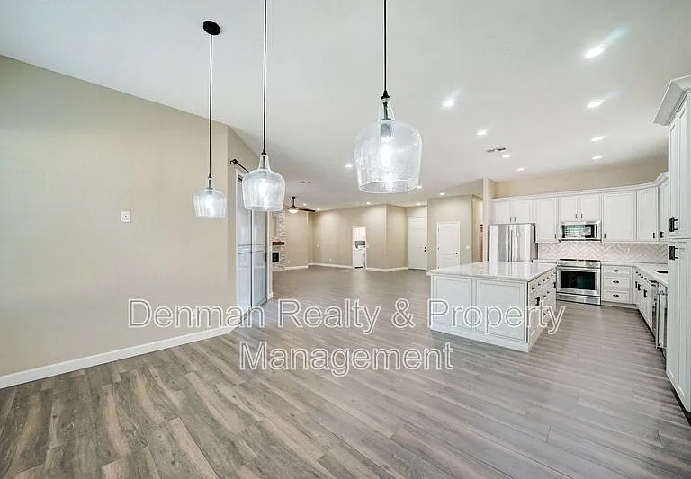 1357 N Drexel — Photo 11