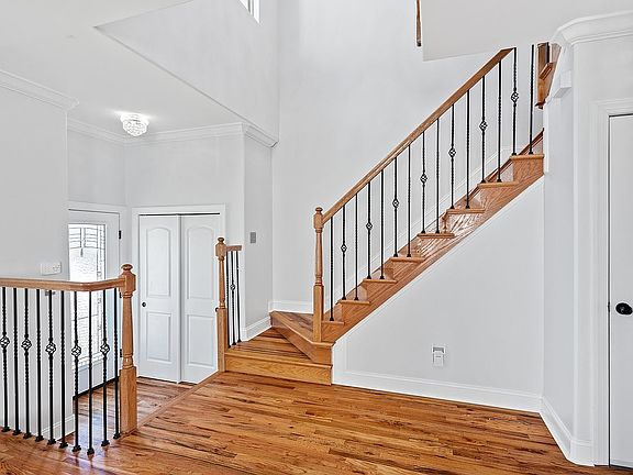 4th image of 524 Greeley Ave