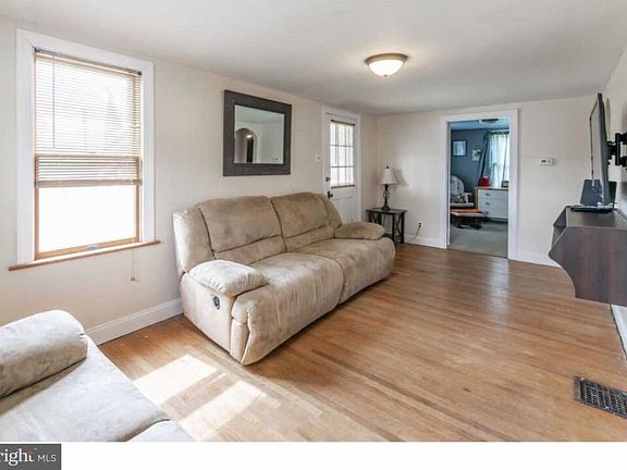 5th image of 1416 Farmington Ave