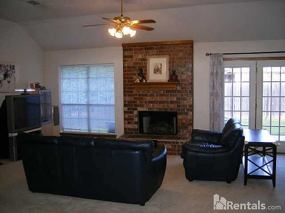 3rd image of 2512 Redwood Ln